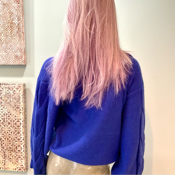 On twelfth “Hello” Sweater - Picture 5 of 8